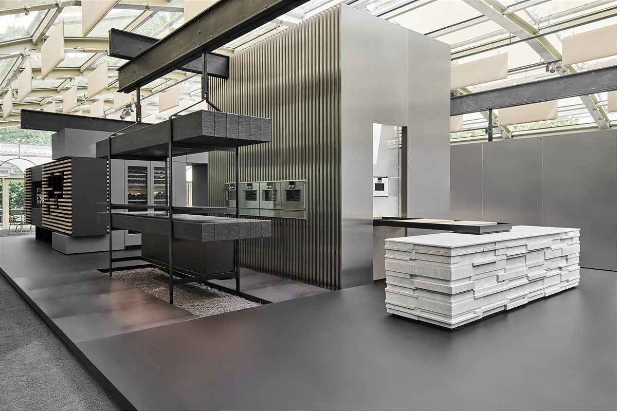 Lắp đặt âm tủ Gaggenau Triển lãm Gaggenau — lò nướng âm tủ trong khối kiến trúc