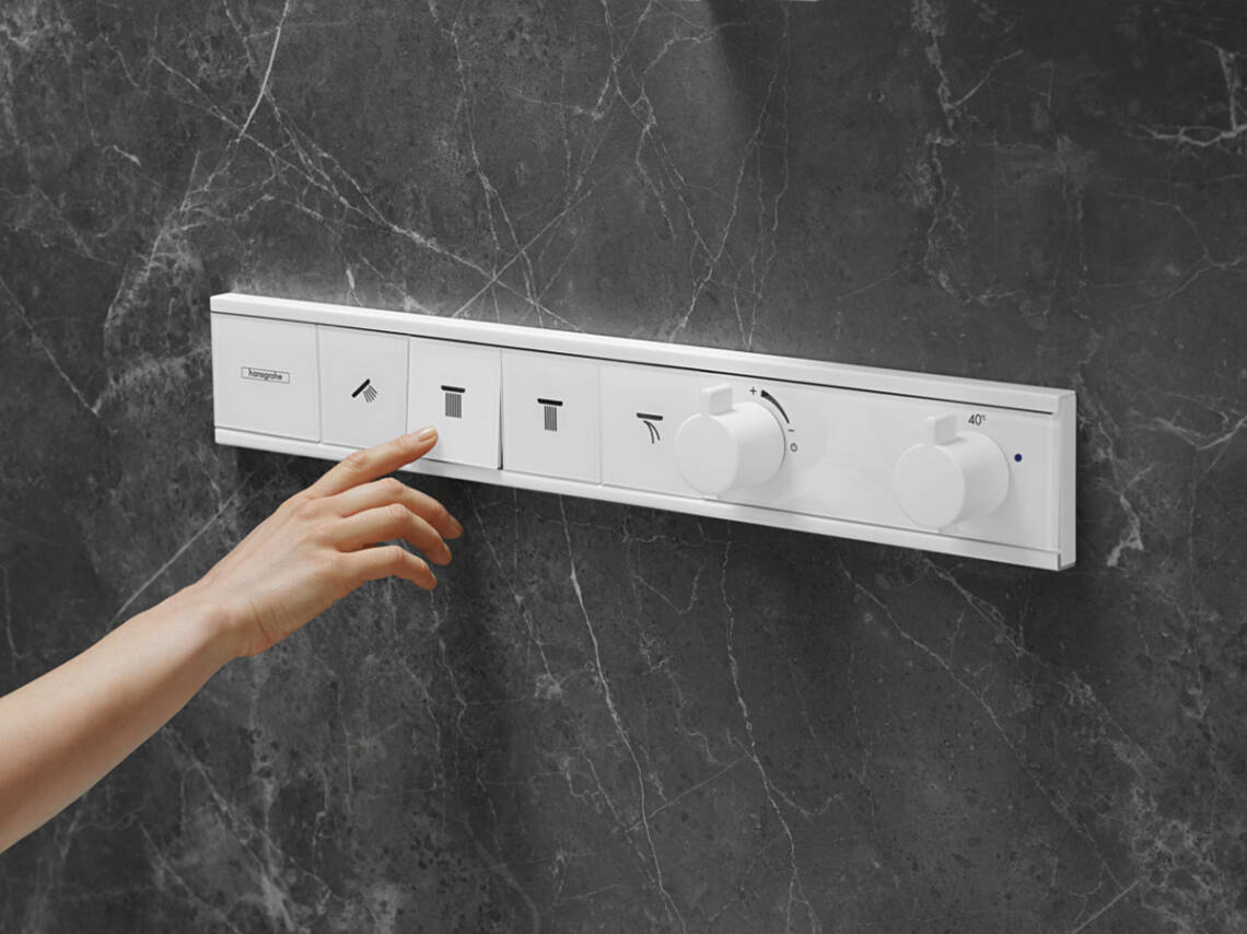 Bộ điều khiển sen tắm với các nút bấm lớn.
