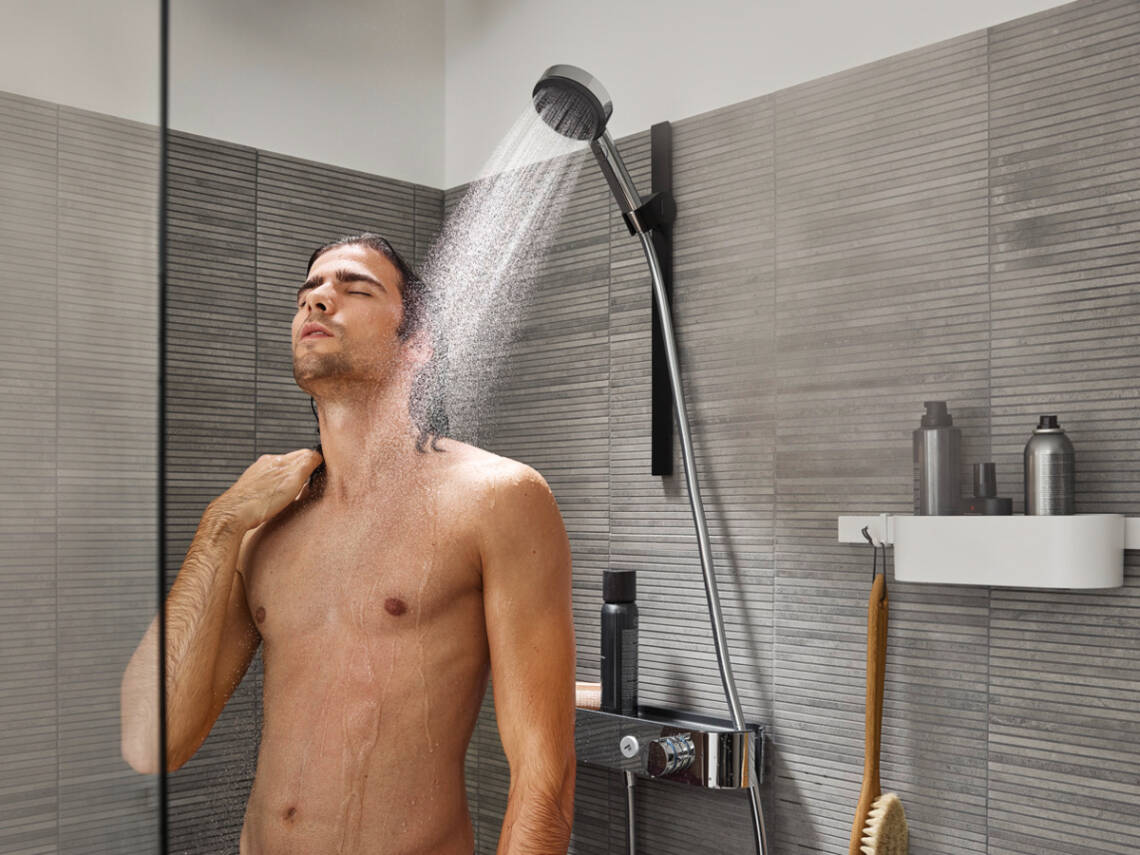 Bộ điều khiển và kệ để đồ phòng tắm tích hợp làm một.