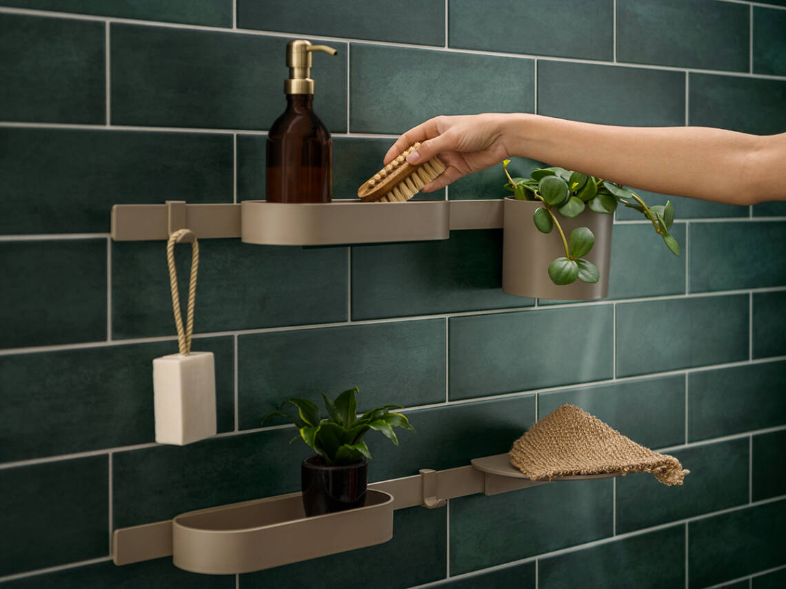 Bộ phụ kiện WallStoris thuộc hansgrohe Planet Edition lắp đặt trên tường.