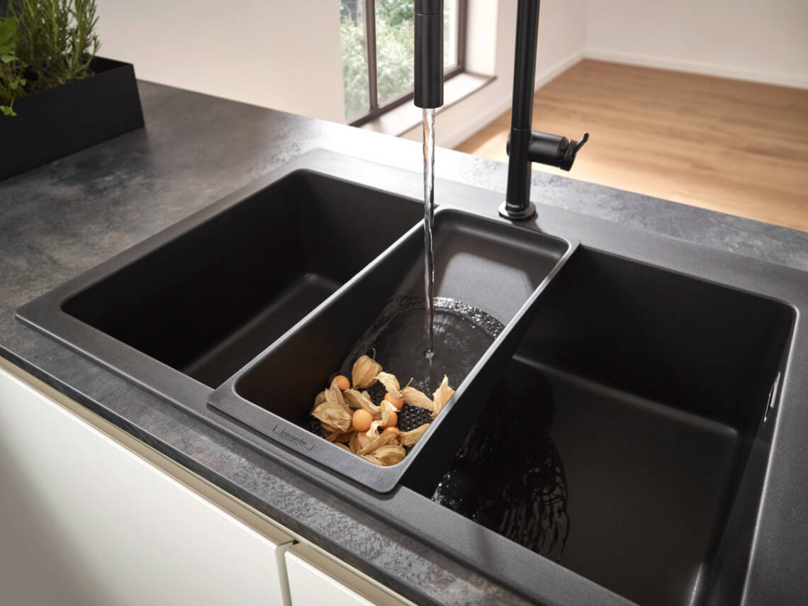 Chậu rửa âm bàn lớn và lưới lọc màu đen graphite.