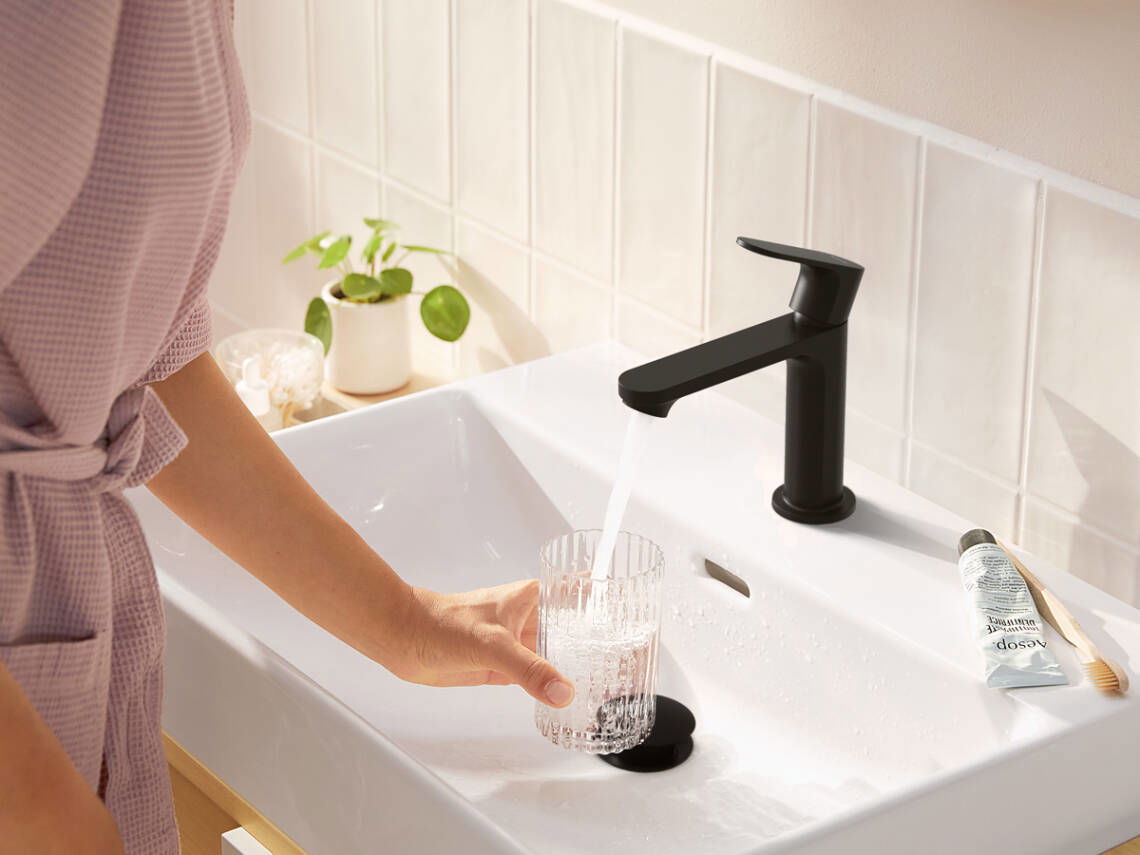 Rebris S hoàn thiện bề mặt màu đen mờ.