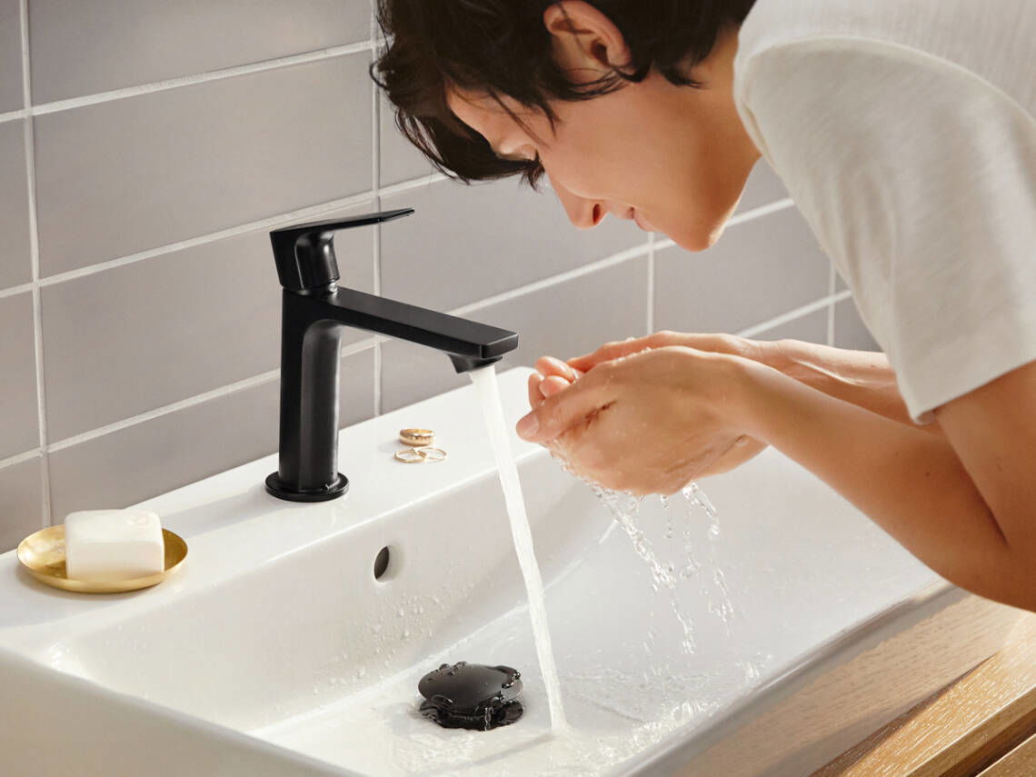 Vòi nước Rebris màu đen mờ.