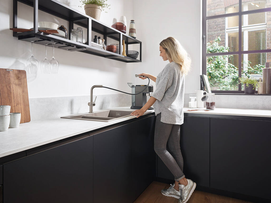 Vòi bếp Talis M54 thiết kế chữ L có đầu vòi kéo dài.