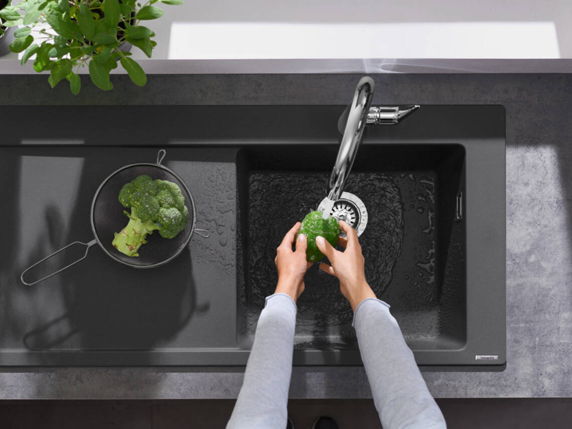 Đầu vòi xoay tiện lợi của vòi bếp hansgrohe.