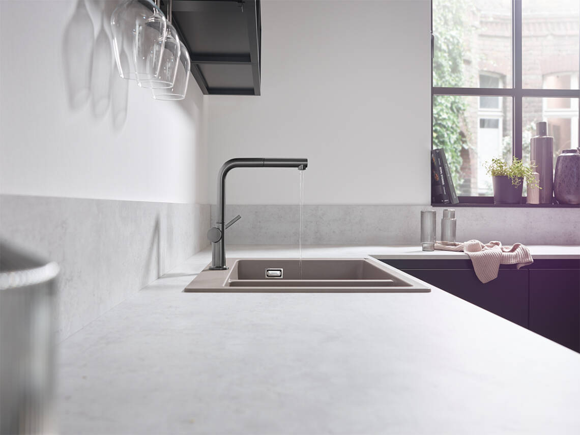 Vòi Talis M54 lắp dưới tủ treo tường.