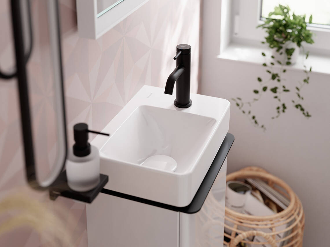 Tecturis S màu đen nhám trong phòng tắm khách.