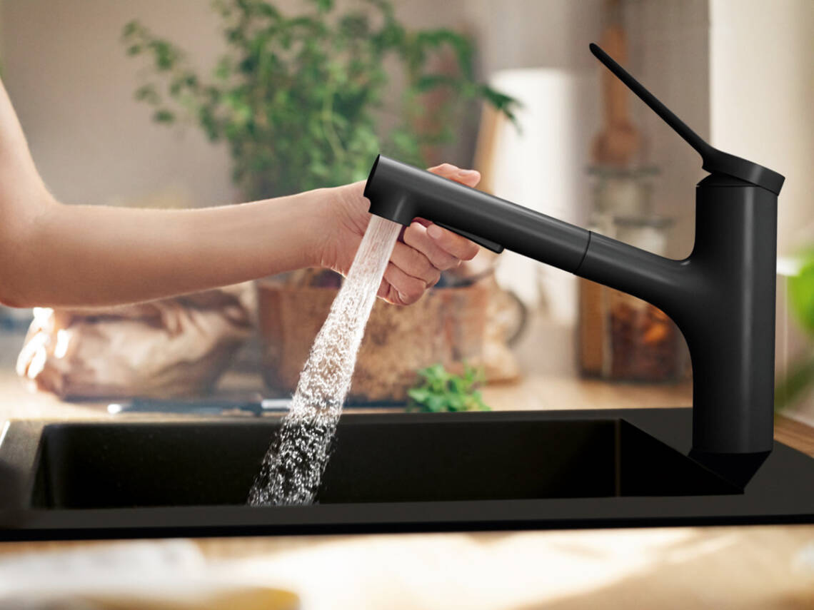 Vòi bếp Zesis M33 với kiểu phun dạng vòi hoa sen.