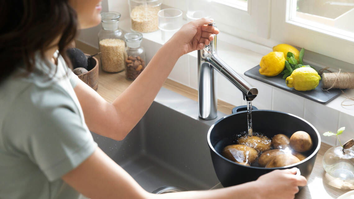 Vòi bếp có góc xoay rộng.