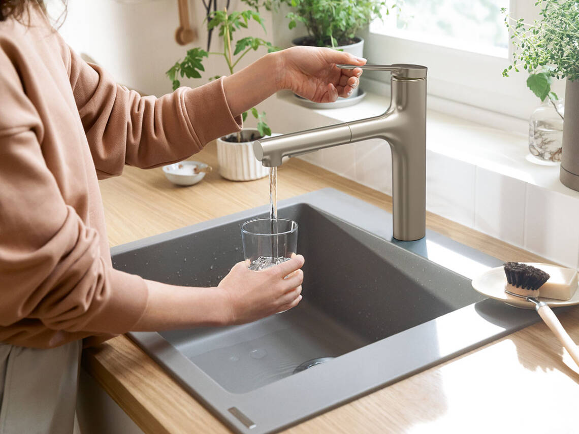 Vòi bếp kết hợp chậu rửa hình chữ nhật.