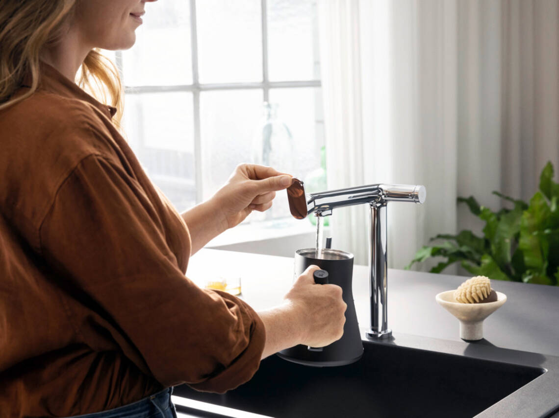 Vòi bếp Aqittura M91 kiểu dáng chữ L.