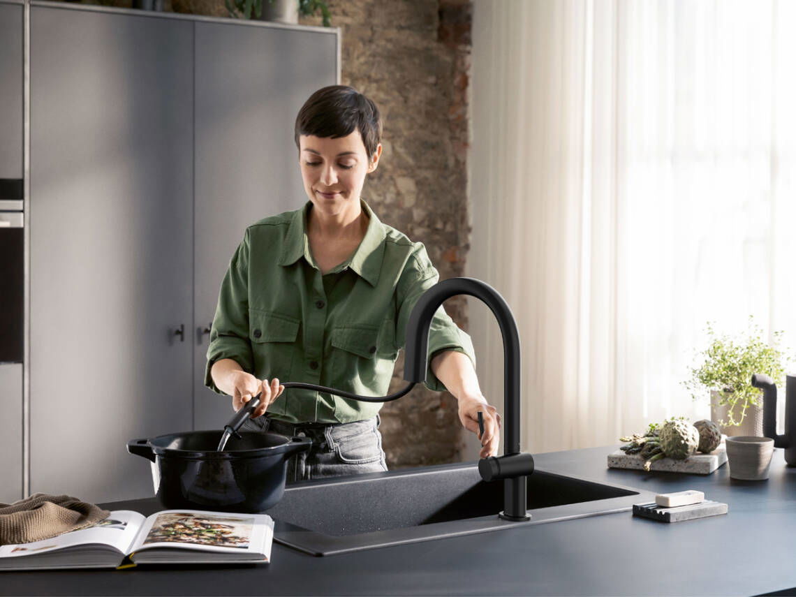 Vòi bếp có đầu rút dây dài tới 76 cm.