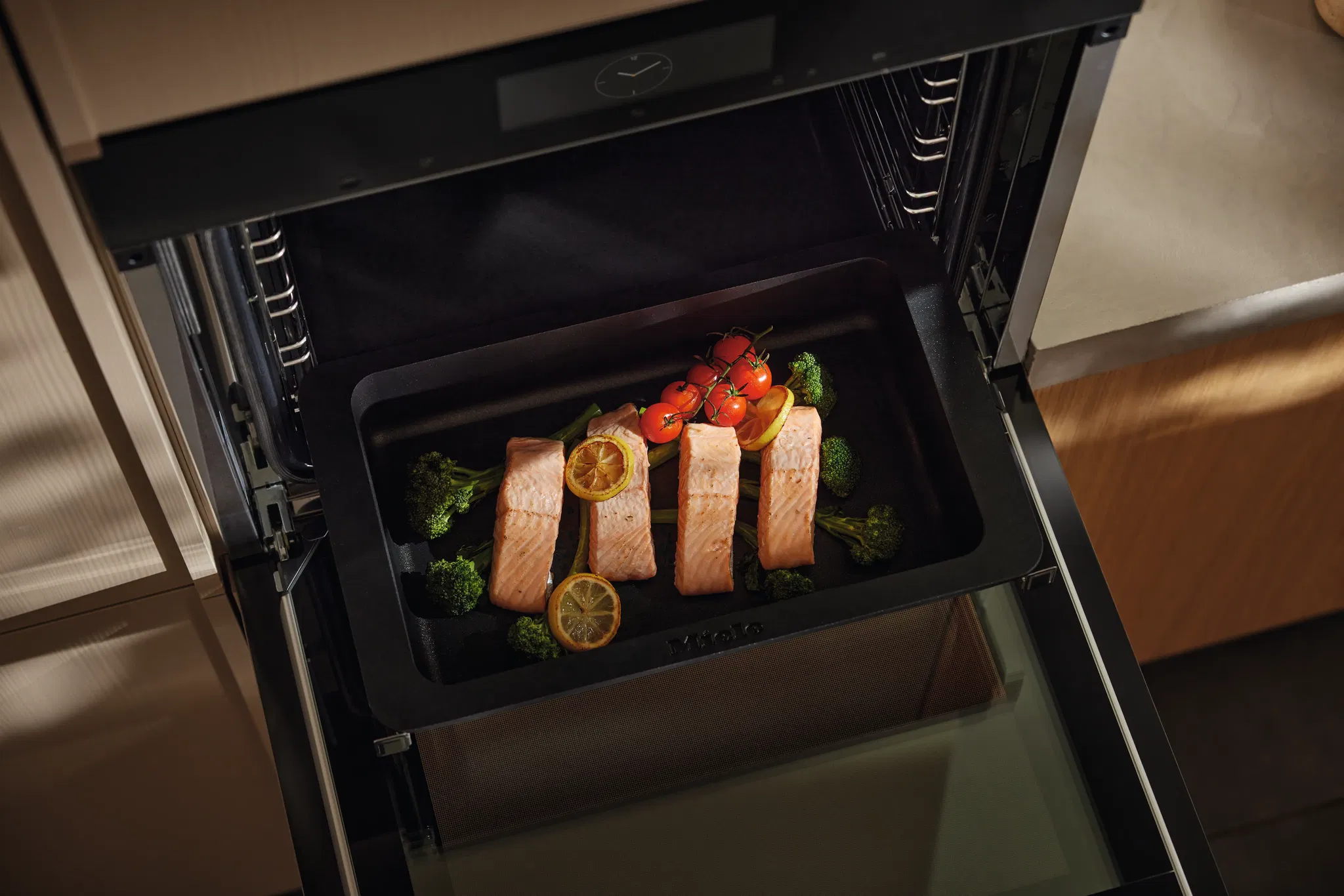 Nồi Gourmet dùng bếp từ Miele HUB 5001 M