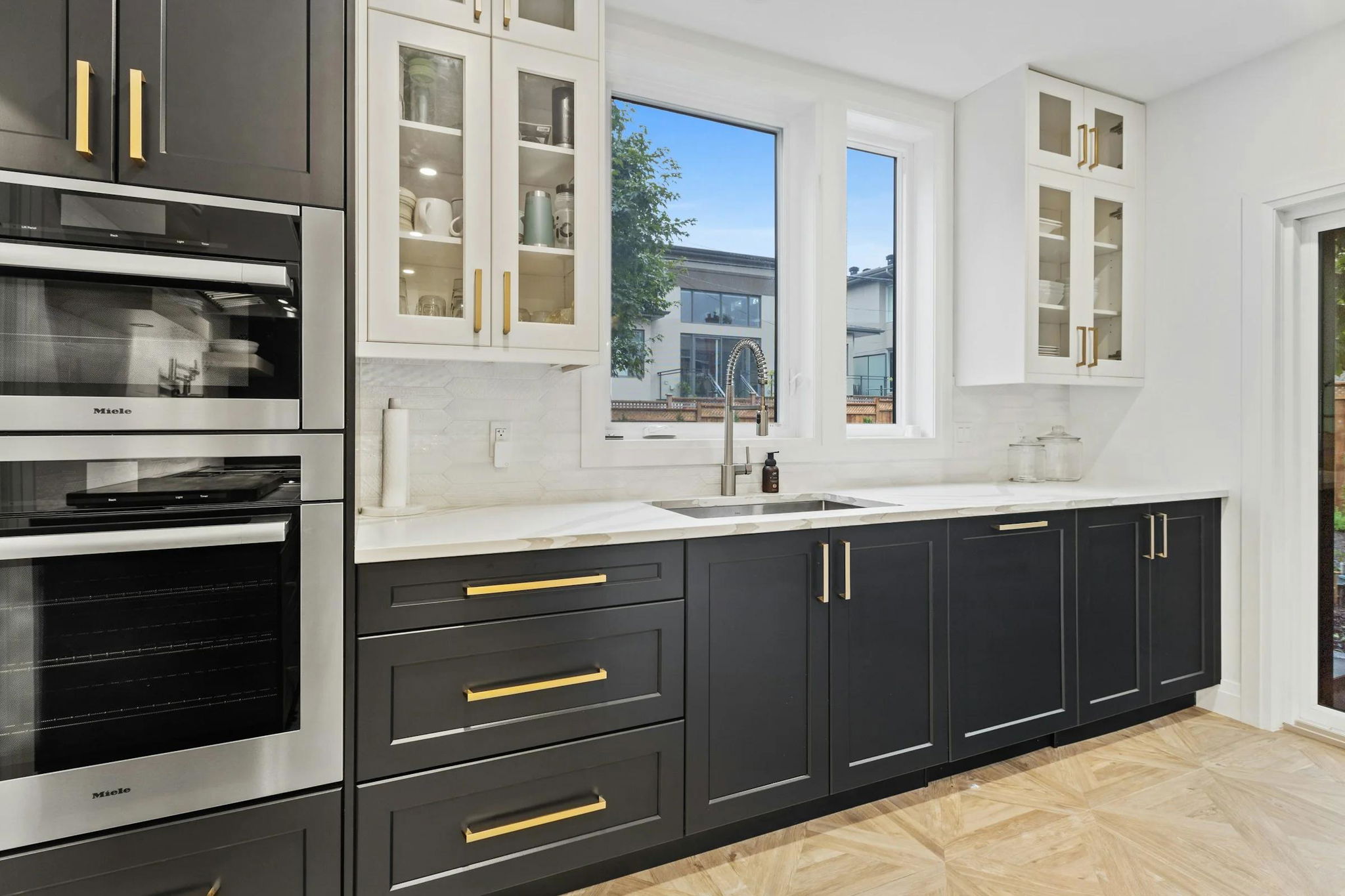 Tủ bếp gỗ sơn tối với cột lò âm tủ lắp khít — đối tác nội thất Le Phan Living