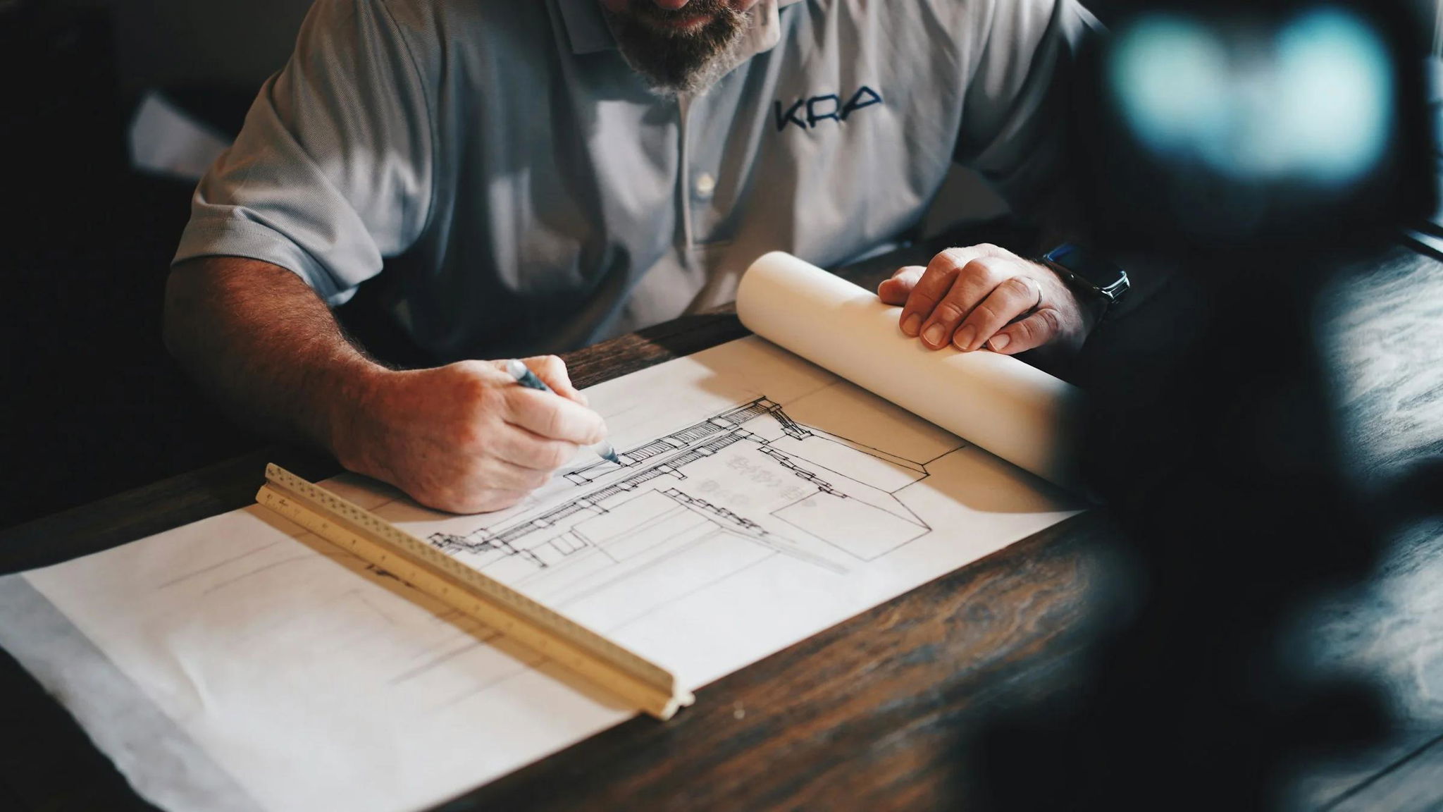 Kiến trúc sư phác thảo bản vẽ kỹ thuật trên bàn làm việc — dịch vụ Technical Concept Le Phan Living