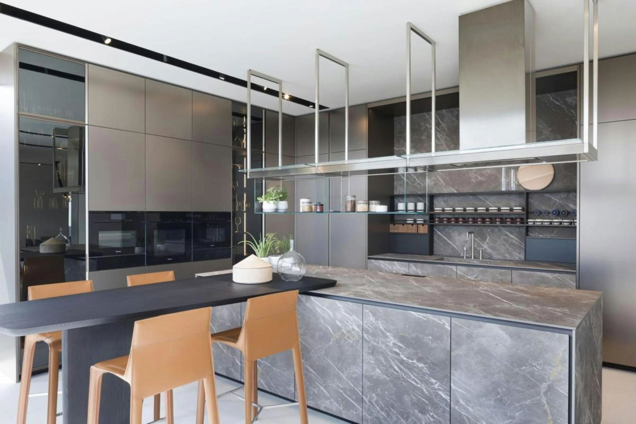 Lò nướng âm tủ liền mặt trong căn bếp hiện đại — thiết bị built-in cho kiến trúc sư