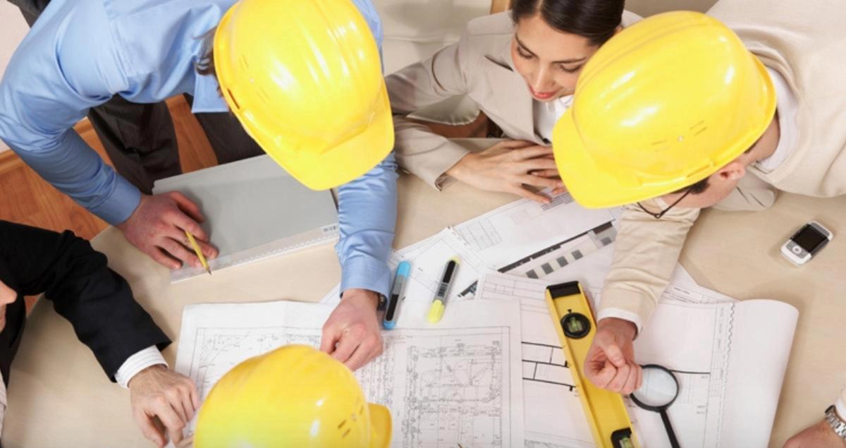 Kỹ sư công trường đội mũ bảo hộ trao đổi bản vẽ — hợp tác nhà thầu thiết bị bếp Le Phan Living Kỹ sư công trường đội mũ bảo hộ trao đổi bản vẽ — hợp tác nhà thầu thiết bị bếp Le Phan Living