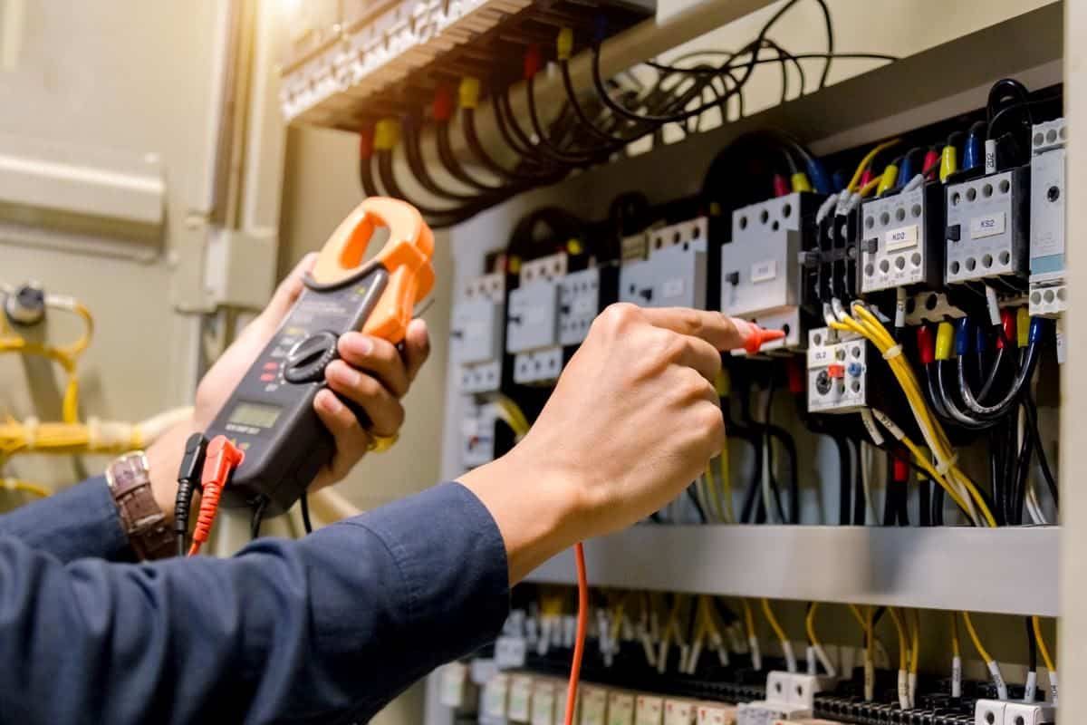 Kỹ thuật viên kiểm tra hộp điện trước khi đấu nối thiết bị bếp công suất lớn