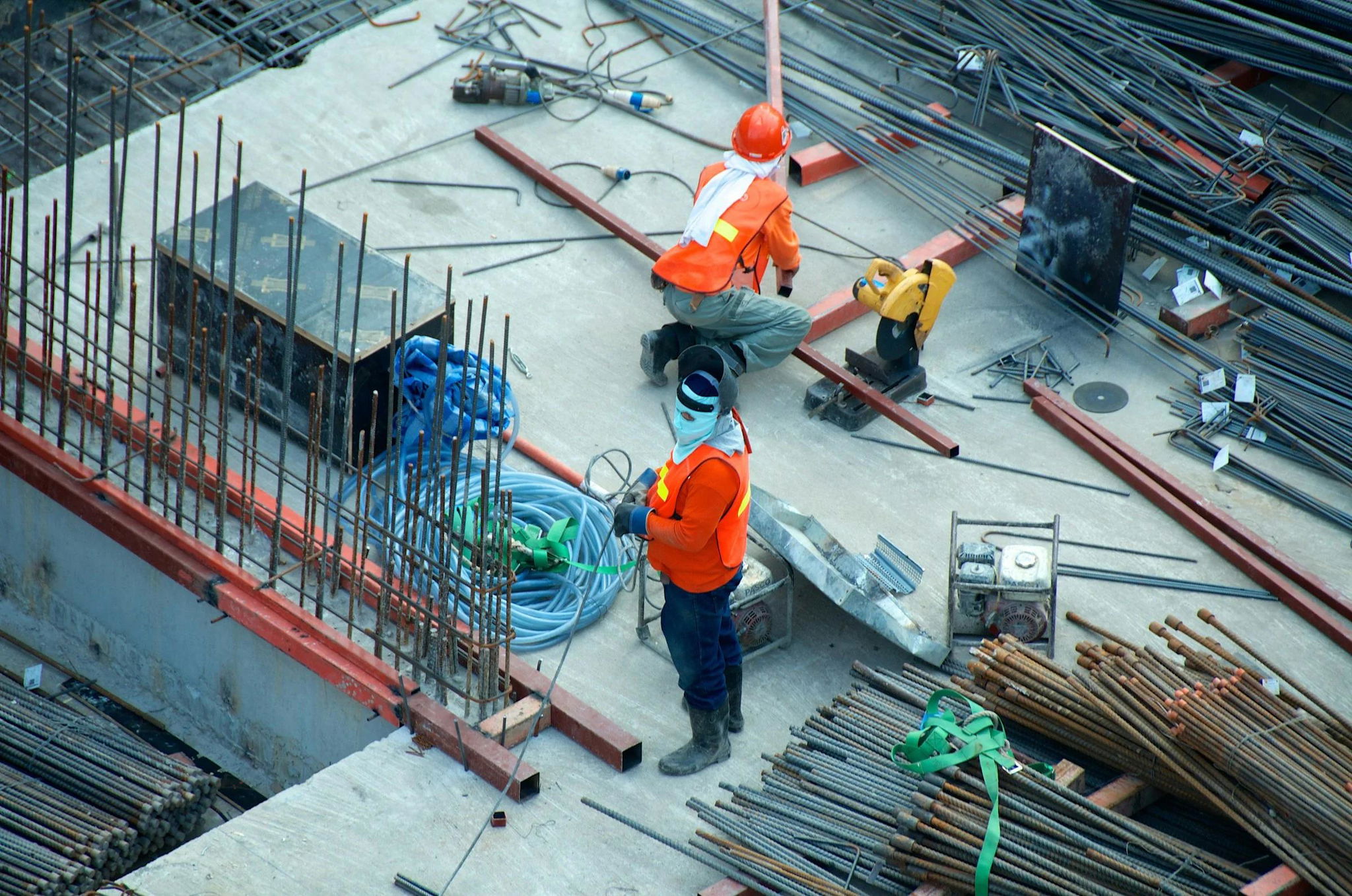 Sàn bê tông cốt thép với ống kỹ thuật chờ ở giai đoạn thô — Shop Drawing MEP thiết bị bếp Le Phan Living