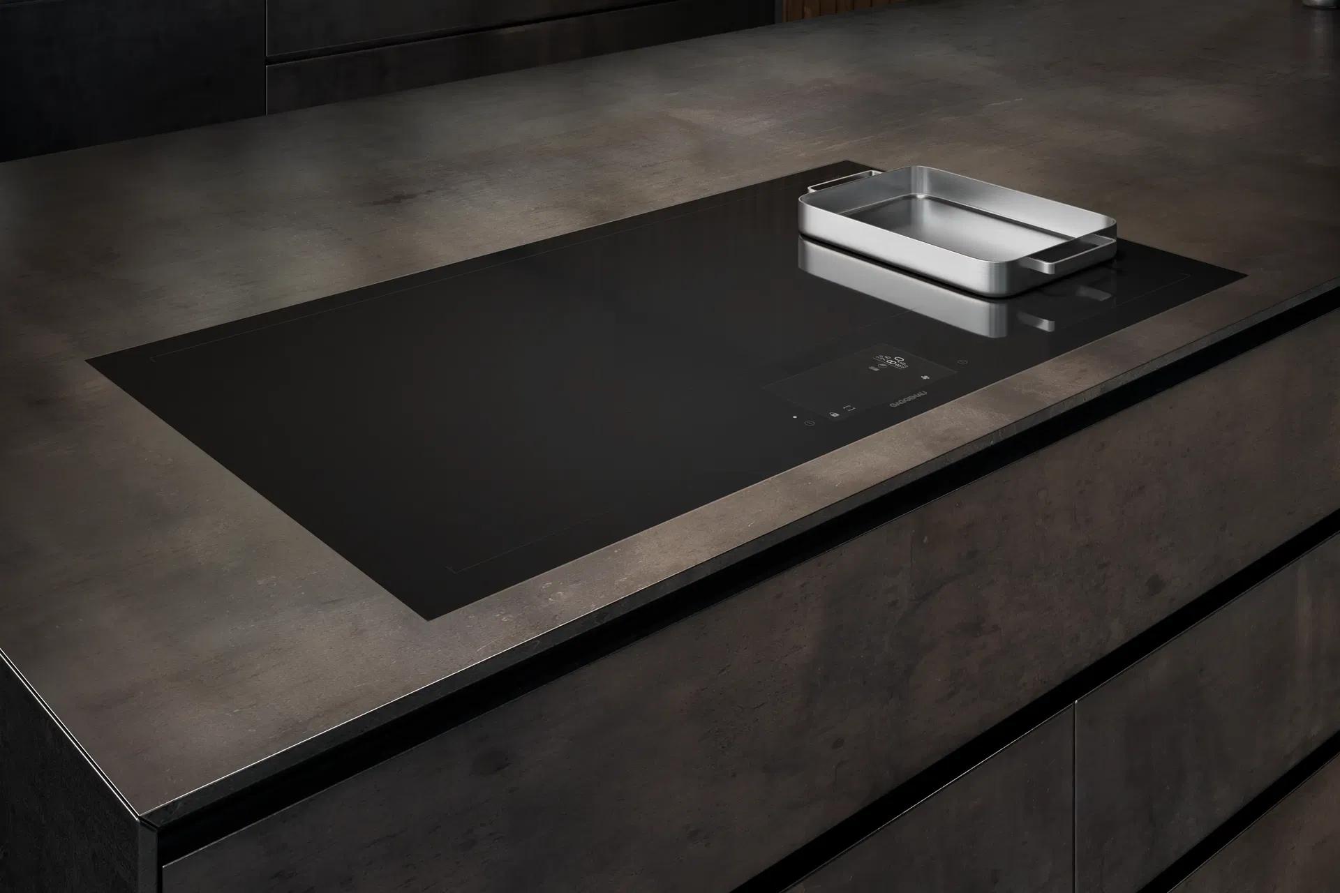 Bếp từ toàn vùng nấu Gaggenau CX 482 với màn hình TFT cảm ứng và nhiều nồi đặt tự do trên mặt kính