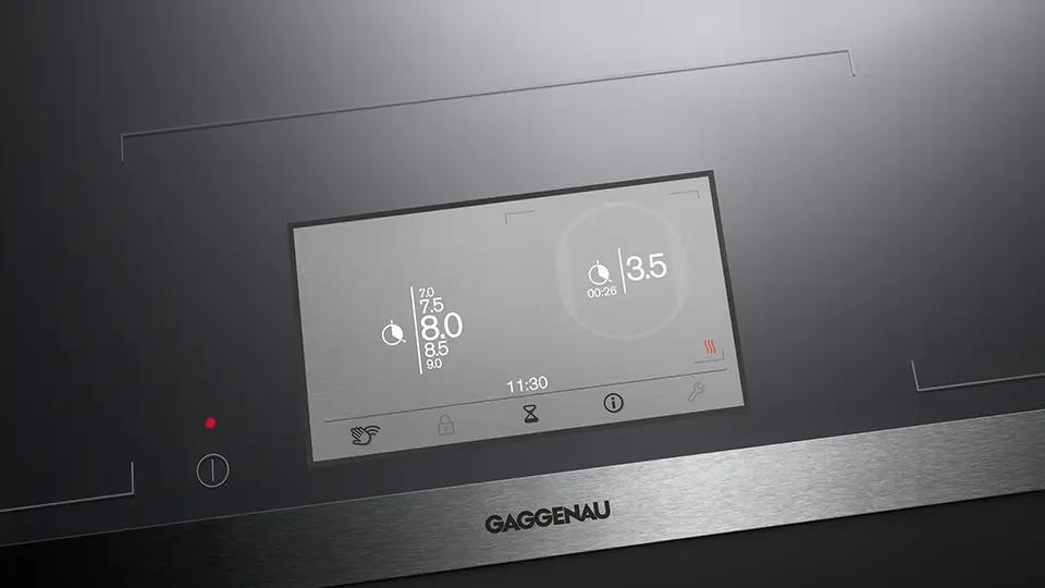 Cận cảnh điều khiển bếp từ Gaggenau CX 482 — màn TFT hiển thị vùng nấu và mức công suất chính xác