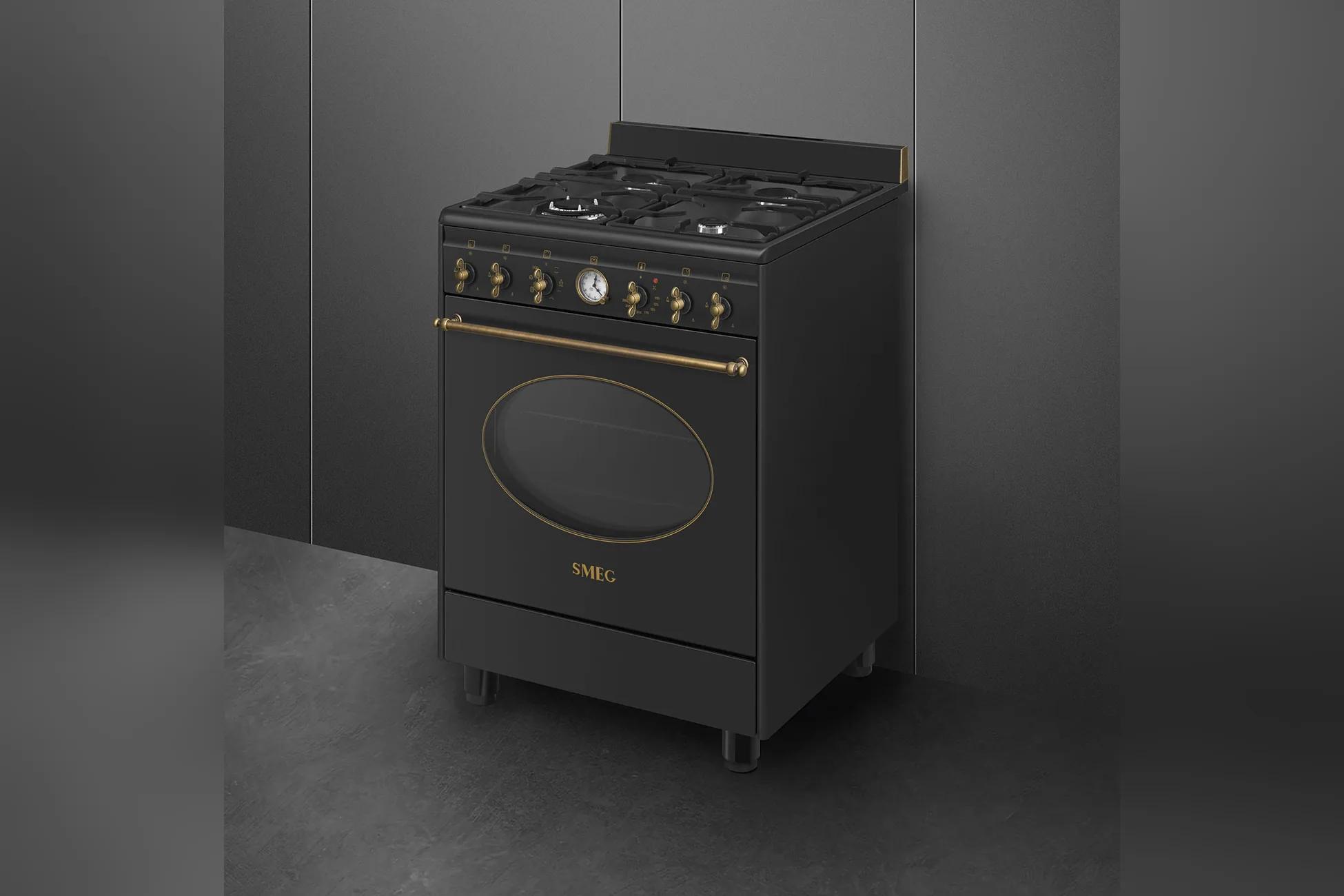 Bếp liền khối gas Smeg Coloniale tông anthracite với núm vặn đồng và cửa lò bầu dục — phong cách Farmhouse Le Phan Living