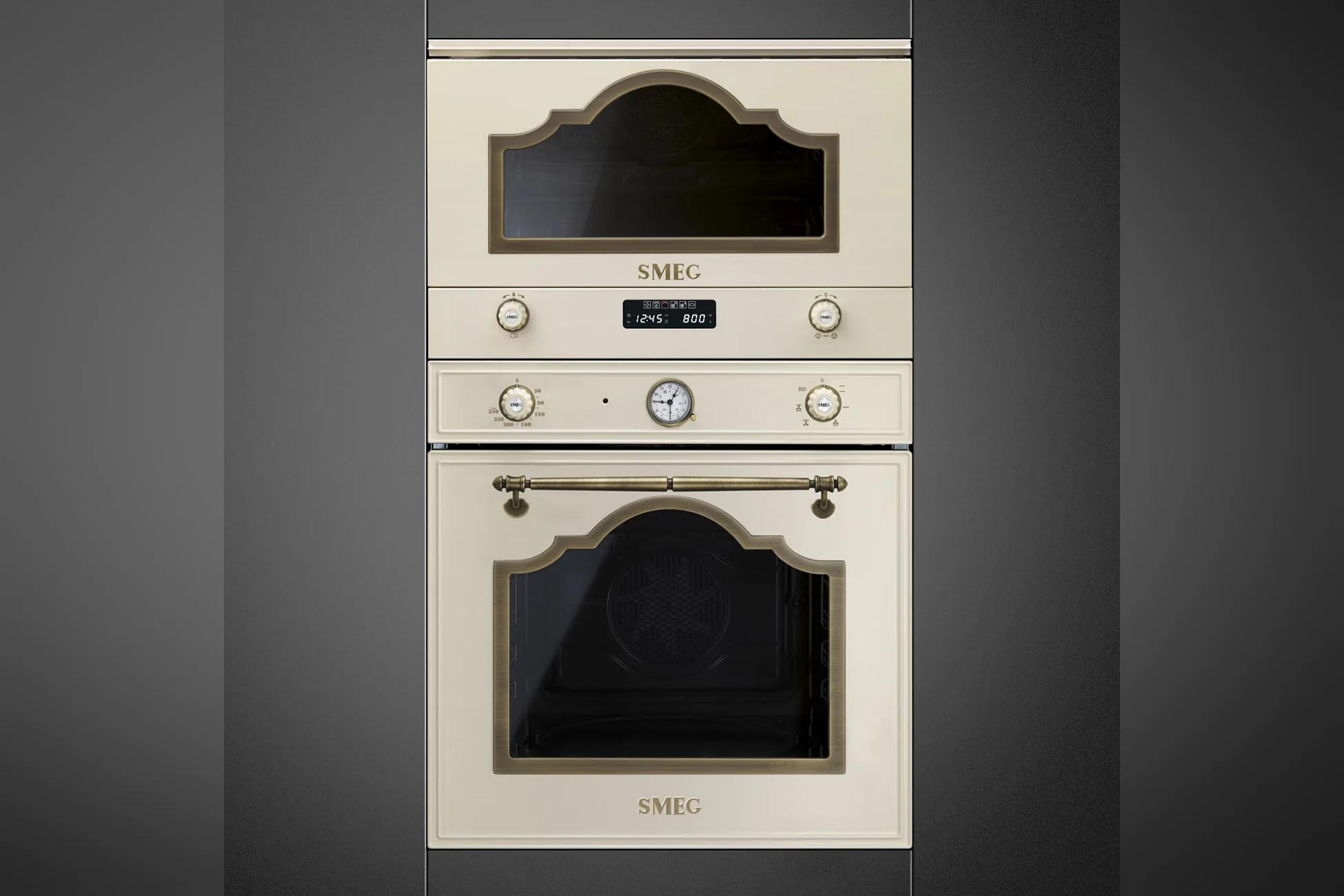 Lò nướng vi sóng kết hợp Smeg Cortina tông kem xếp cột trong hệ tủ — phong cách Farmhouse Le Phan Living
