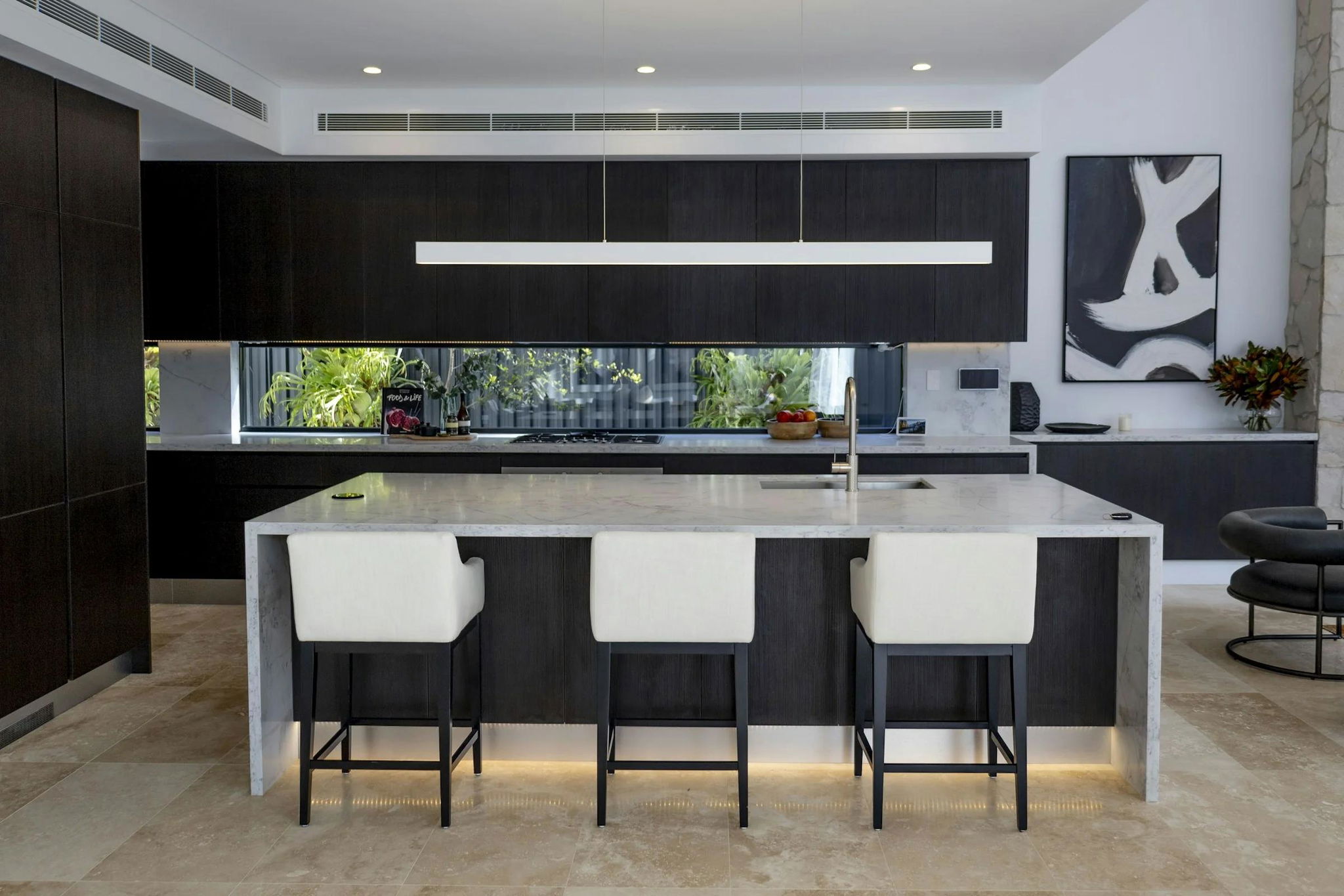 Bếp tối giản tông tối với hệ tủ đen phẳng và đảo bếp đá trắng — phong cách hiện đại tối giản Le Phan Living