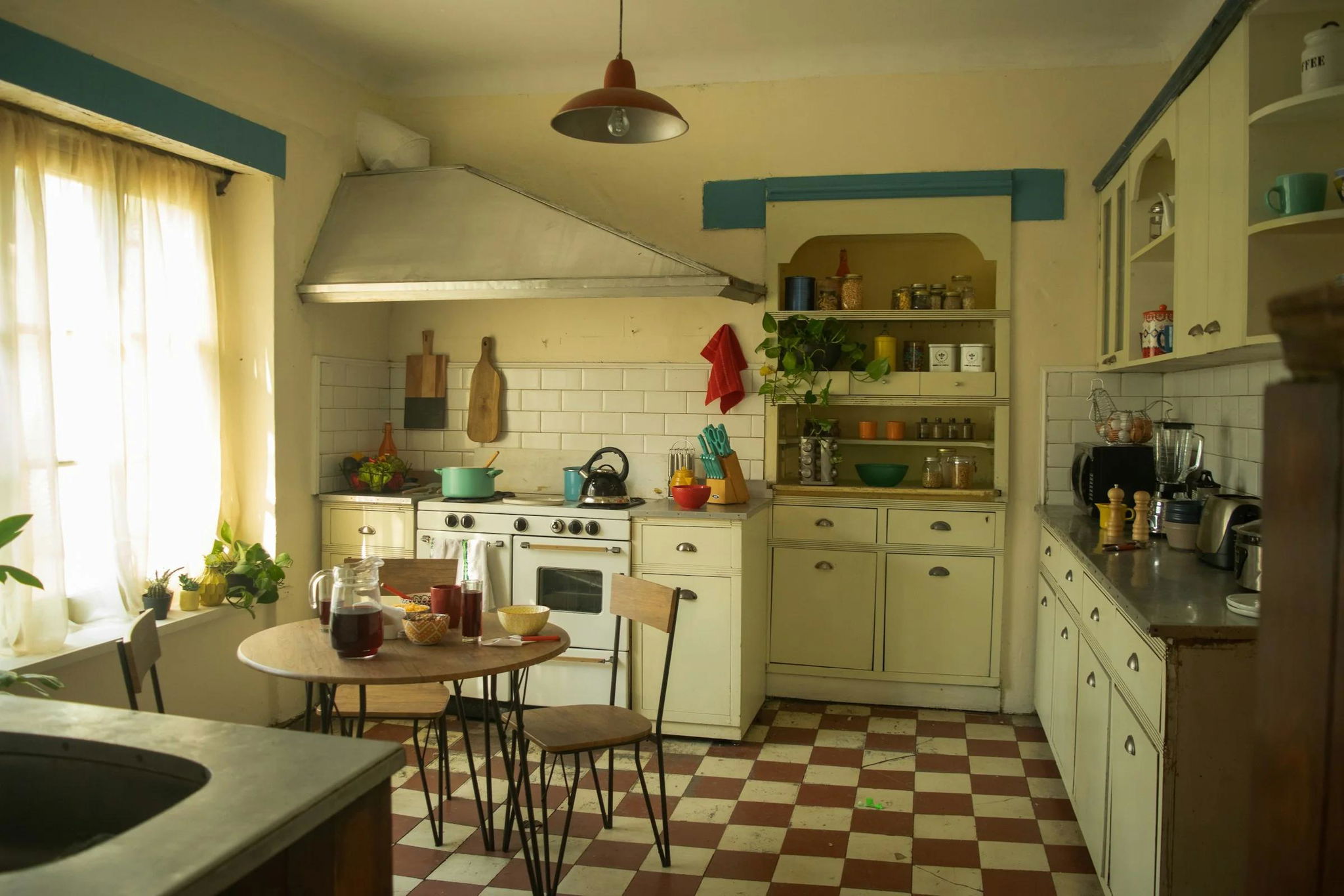 Bếp phong cách retro thập niên 50 với sàn caro đỏ trắng và tủ bếp kem — phong cách Retro hoài cổ Le Phan Living