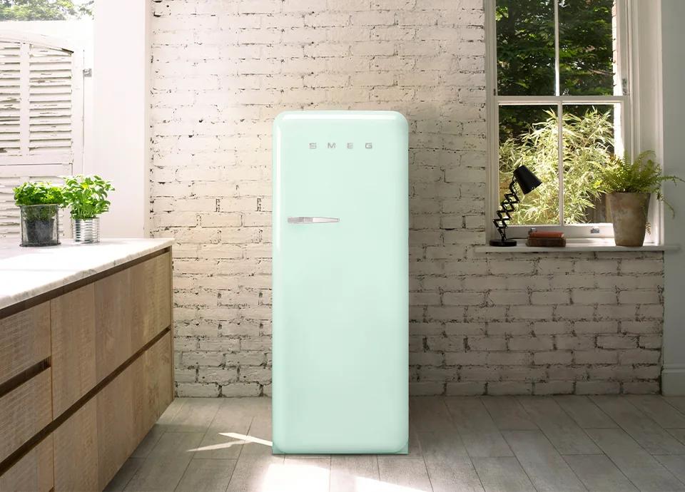 Tủ lạnh Smeg FAB màu xanh bạc hà trong căn bếp tường gạch trắng — phong cách Retro hoài cổ Le Phan Living