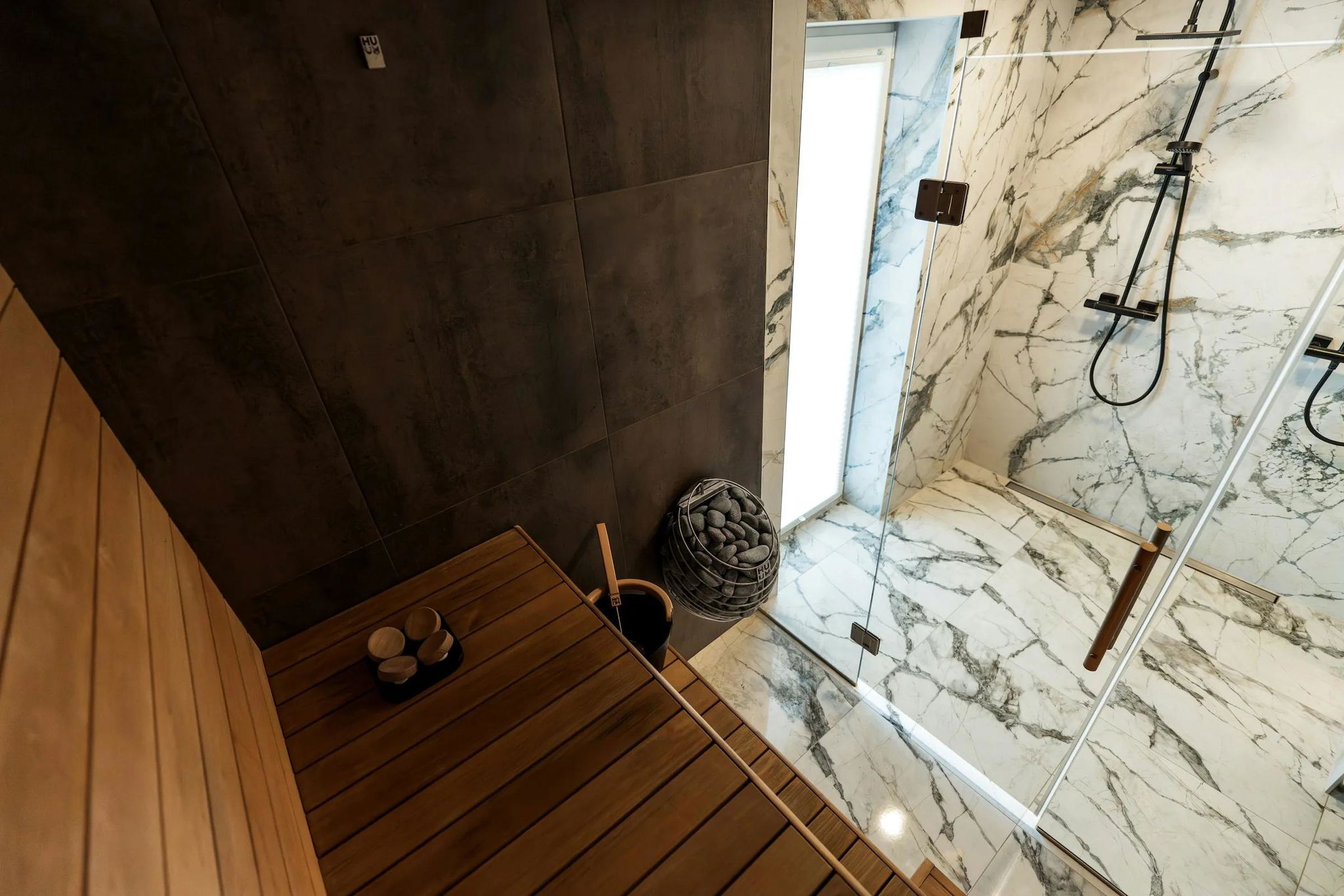 Phòng tắm spa với khu sen kính ốp đá cẩm thạch và phòng xông hơi gỗ — phong cách Spa & Wellness Le Phan Living
