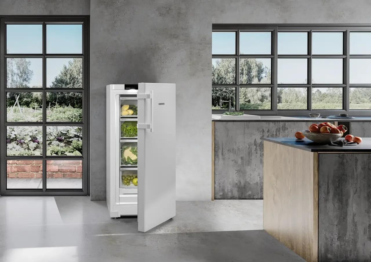 Tủ lạnh Liebherr Prime BioFresh mở cửa với rau quả tươi trong căn bếp bê tông sáng — phong cách Spa & Wellness Le Phan Living