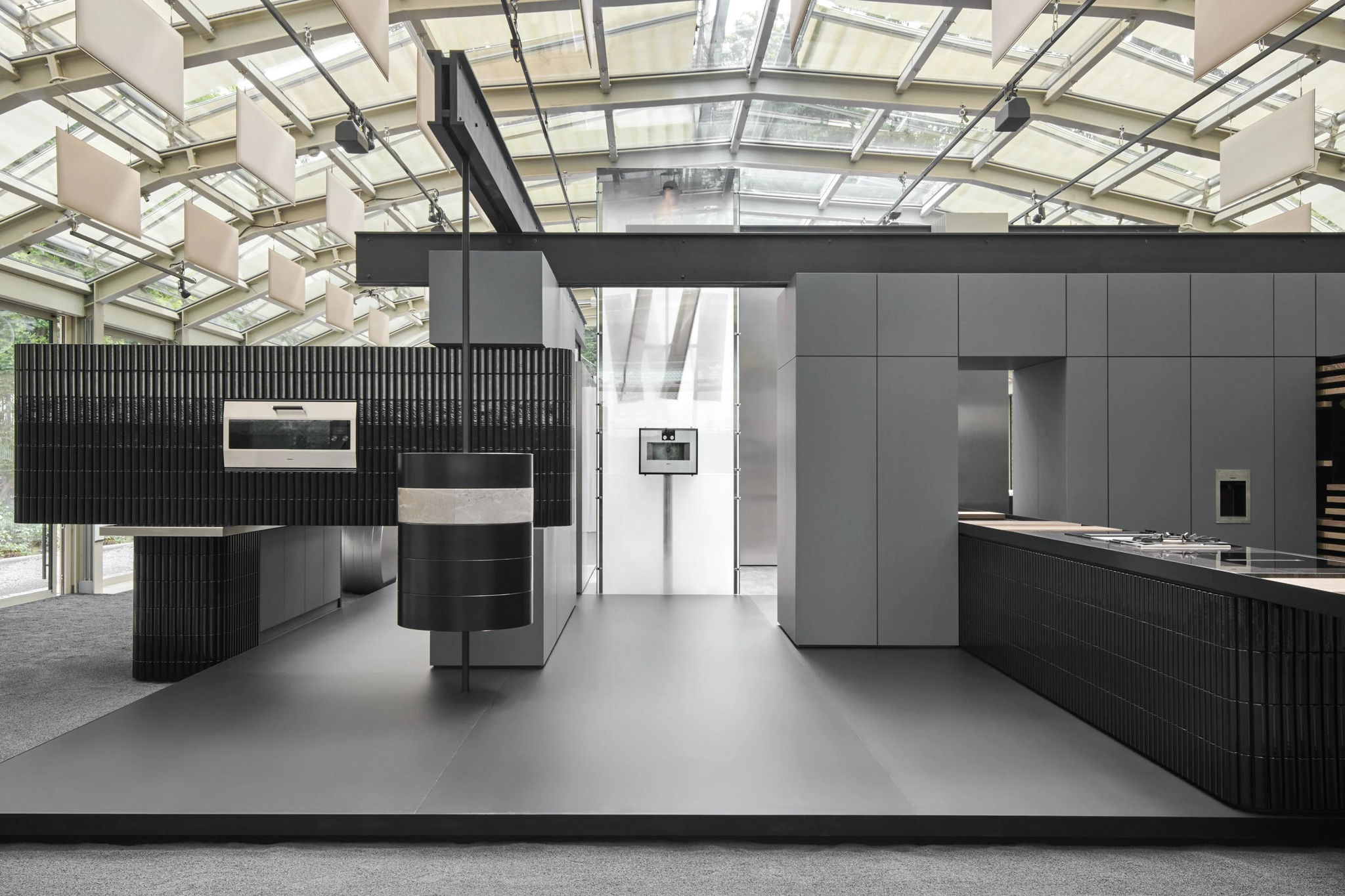 Thợ thủ công Gaggenau gò kim loại tại xưởng — quy trình chế tác thủ công Handcrafted in Germany
