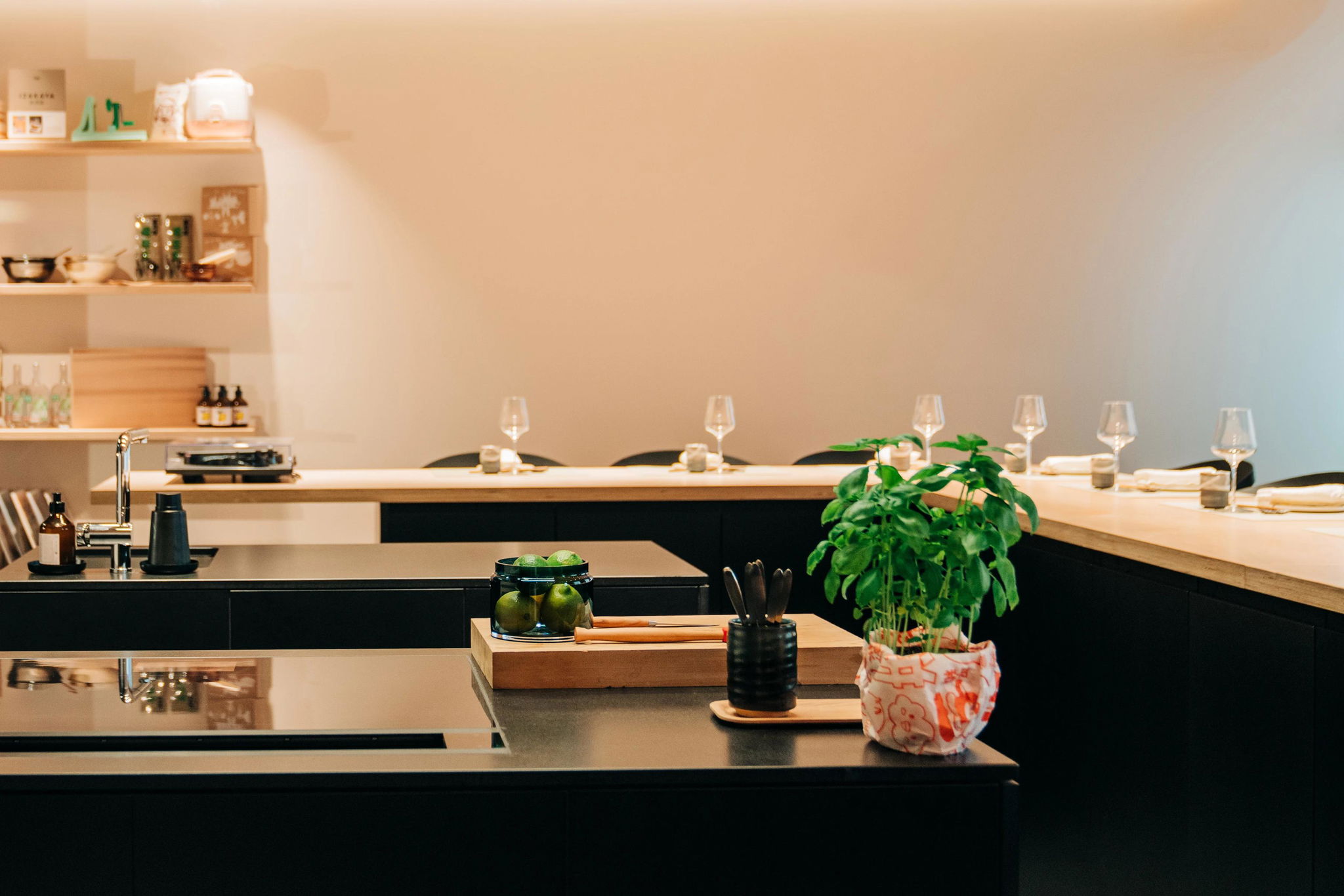 Không gian bếp âm tủ Gaggenau hoàn thiện với bếp từ lắp phẳng mặt và tủ liền khối